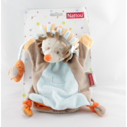 Doudou plat marionnette hérisson marron bleu jaune foulard orange NATTOU
