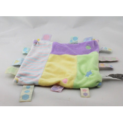 Doudou plat carré vert jaune mauve rose étiquettes CMP REVE DE BEBE