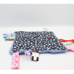 Doudou plat carré bleu chat étiquettes étoiles