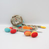 Doudou plat lion gris beige orange bleu jaune KIABI SIMBA TOYS
