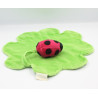 Doudou plat coccinelle rouge sur feuille verte TCF