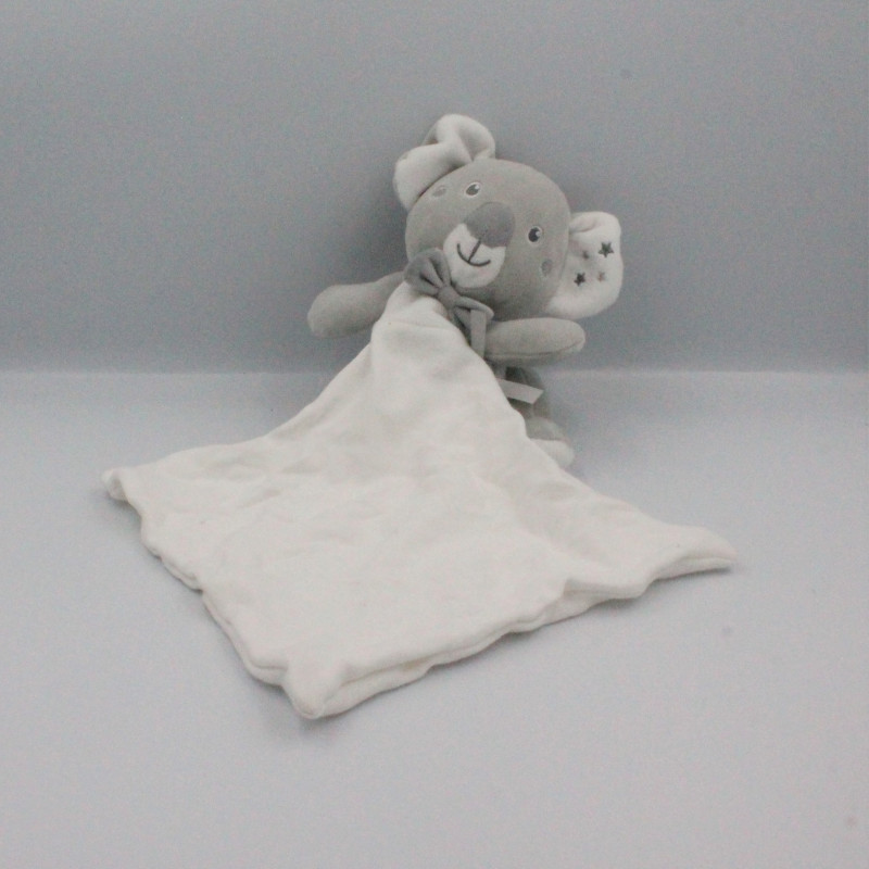 Doudou koala gris blanc mouchoir cajou SUCRE D'ORGE