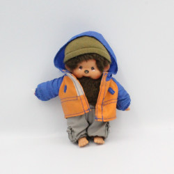 Petite Peluche Singe Kiki blouson orange bleu