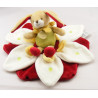 Doudou et compagnie plat lapin sur fleur blanche et rouge