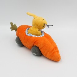 Doudou lapin dans sa voiture carotte IKEA