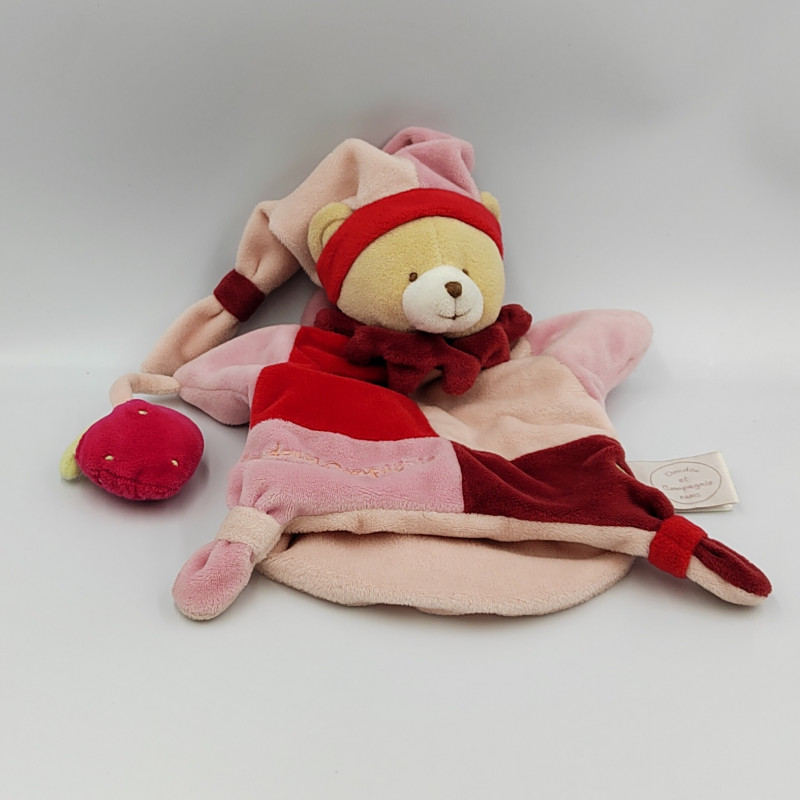 Doudou et compagnie marionnette ours arlequin rose rouge avec fraise
