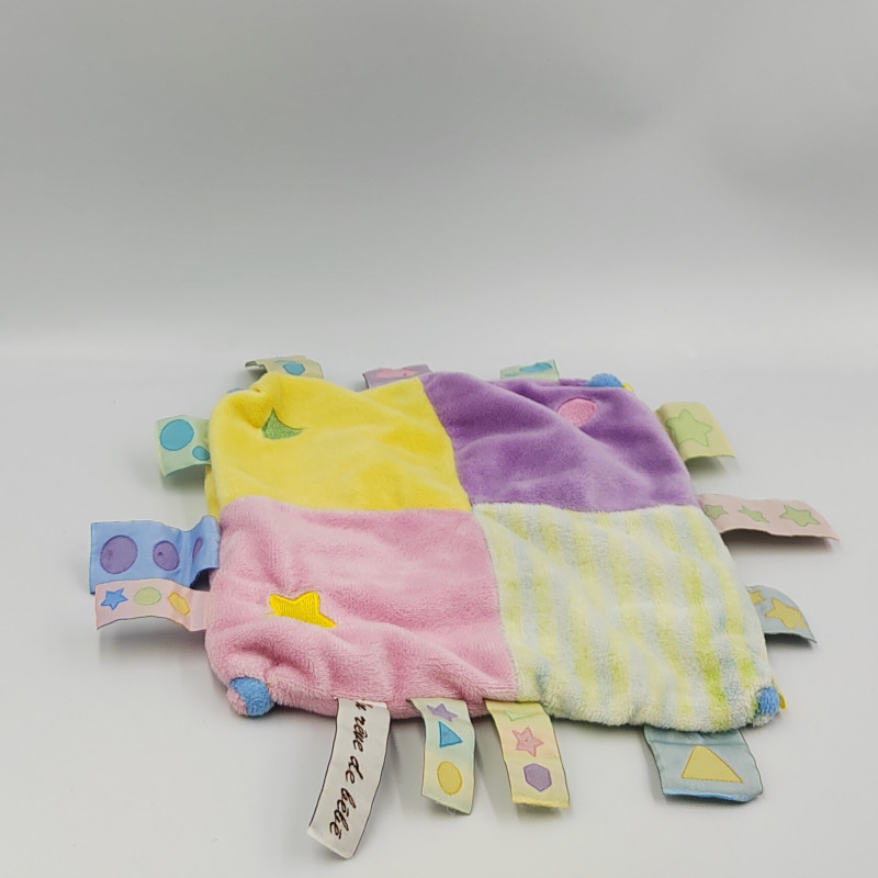 Doudou plat patchwork doudamour étiquettes rose bleu mauve jaune rêve de bébé