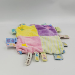 Doudou plat patchwork doudamour étiquettes rose bleu mauve jaune rêve de bébé