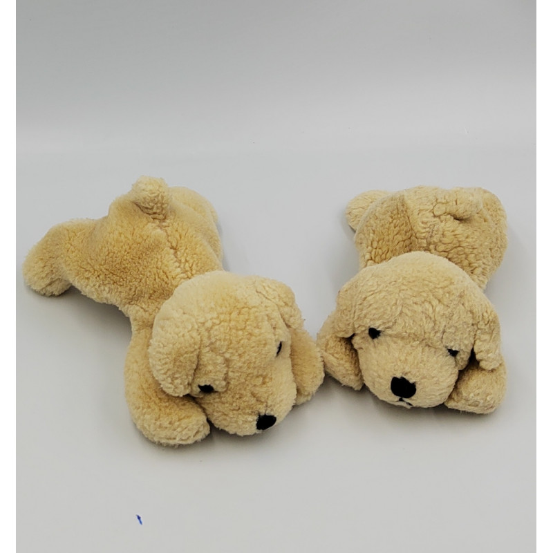 Lot de deux doudous peluches chien beige couché