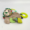 Doudou plat hochet lion beige bleu vert Jelekros BABY DEGLINGOS