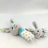 Doudou hochet baton lapin bleu gris blanc + attache tétine DREAMBEE