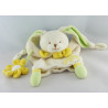 Doudou et compagnie plat marionnette lapin blanc fleur jaune 